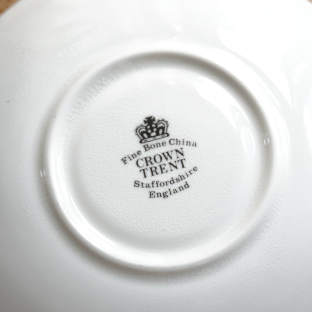 Tasse "January" en porcelaine anglaise fleurie et dorée du mois de Janvier Crown Trent