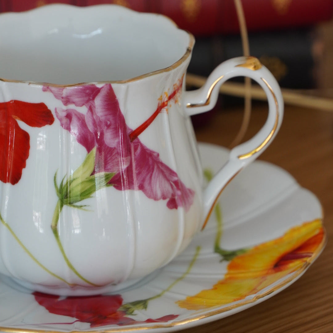 Tasse "Onélia" en porcelaine de Limoges fleurie