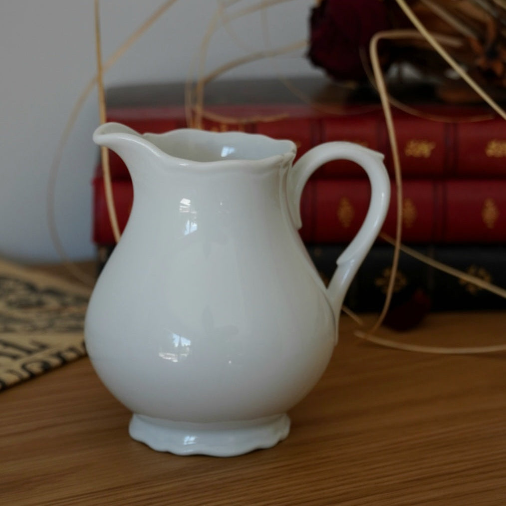 Pot à lait "Dolmaire" en porcelaine blanche ancienne