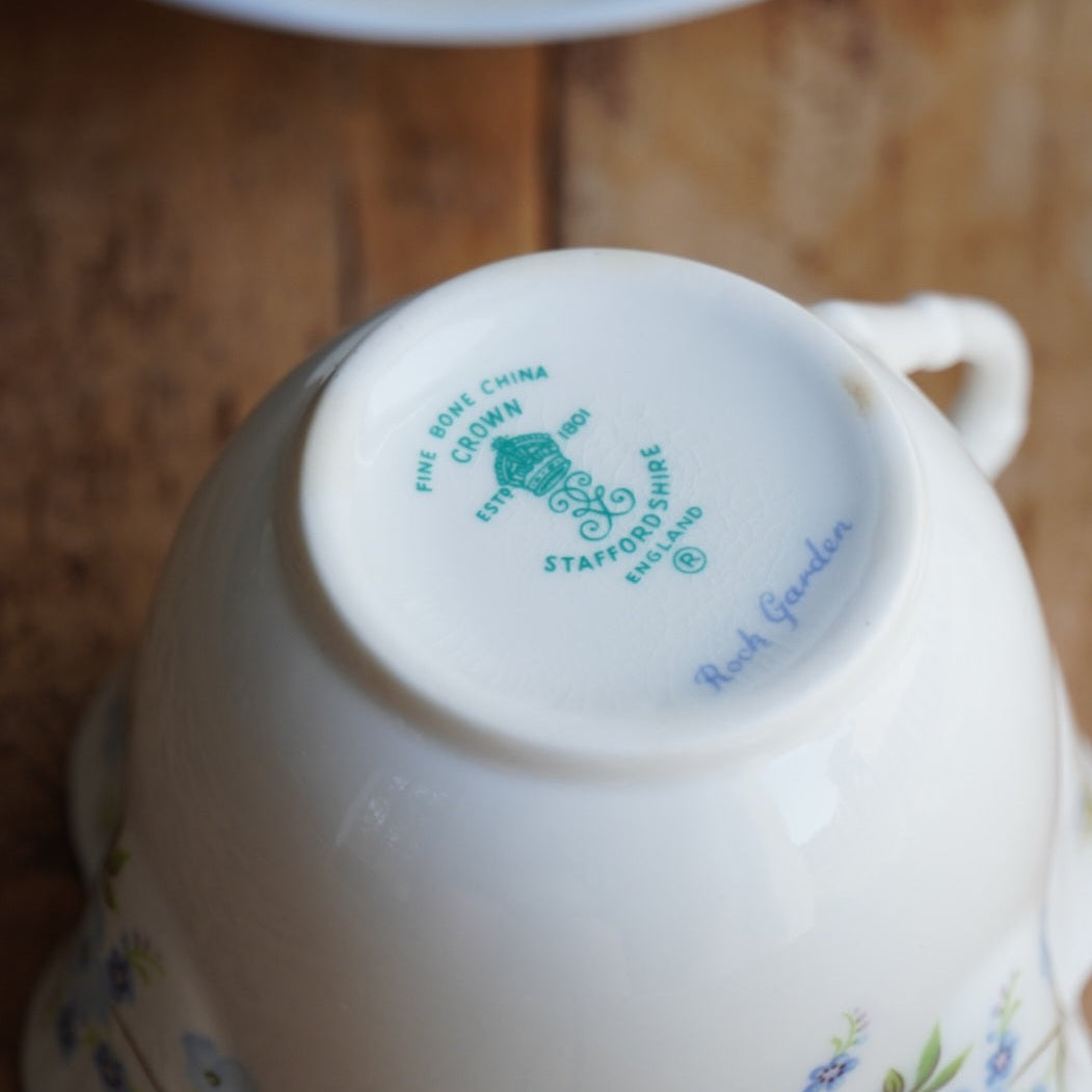Tête-à-tête de tasses "Harmony" en porcelaine anglaise fleurie bleutée aux bordures festonnées Crown Staffordshire modèle Roch Garden