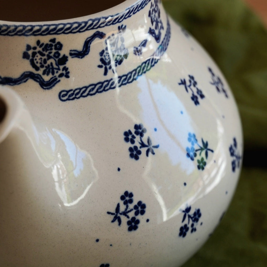 Théière "Suzy" en céramique anglaise fleurie bleutés Johnson Brothers