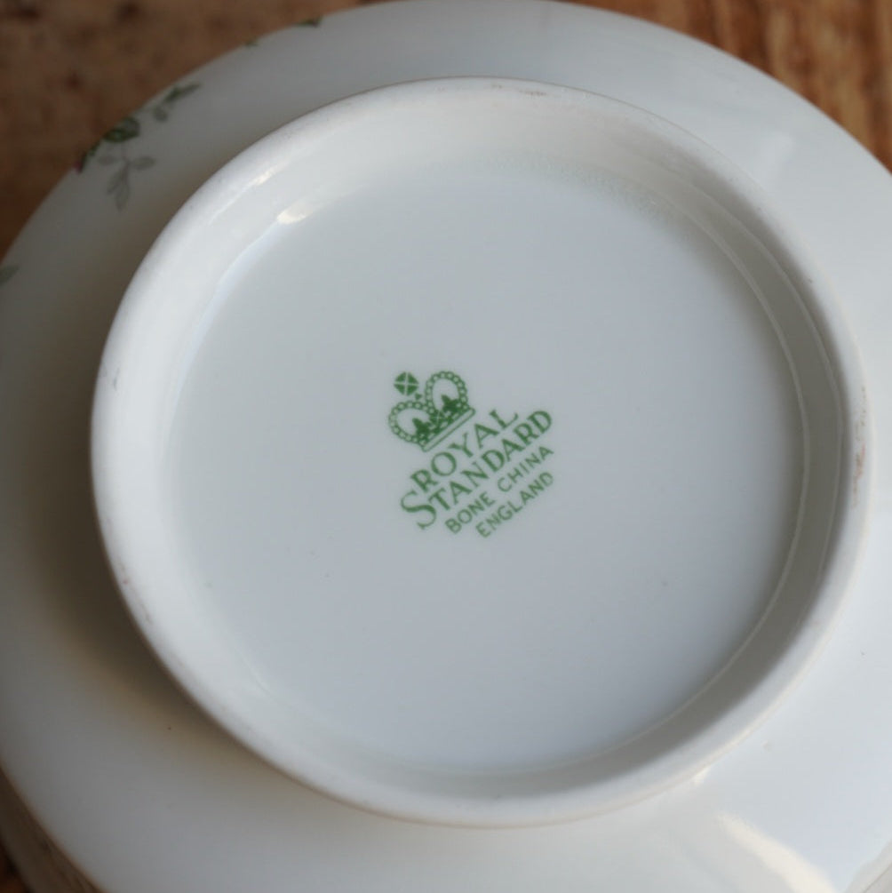 Sucrier "Winslet" en porcelaine anglaise fleurie et dorée Royal Standard