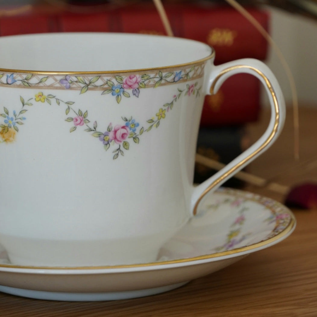 Grande tasse "Eliza" en porcelaine anglaise Elizabethan modèle Garland Rose