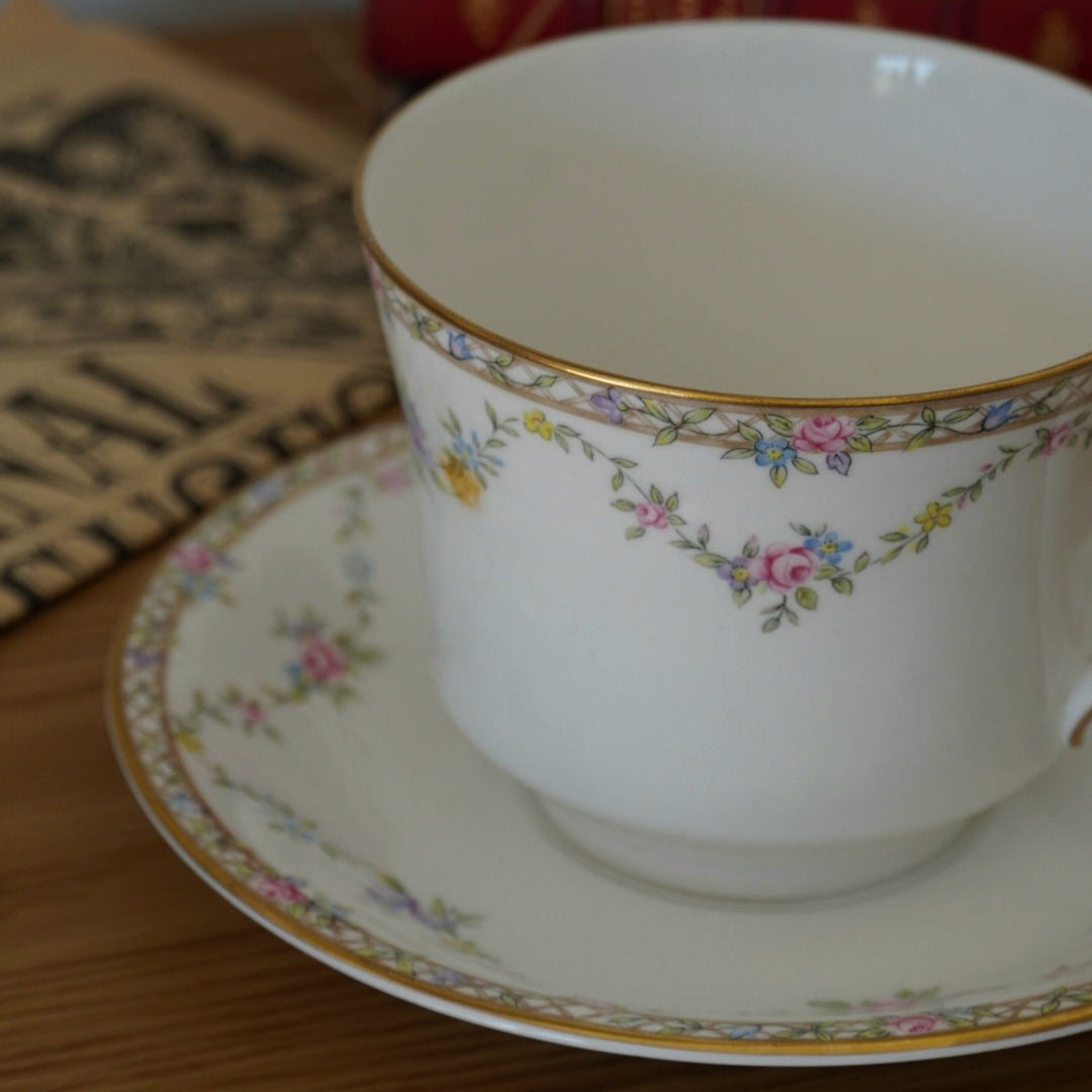 Grande tasse "Eliza" en porcelaine anglaise Elizabethan modèle Garland Rose
