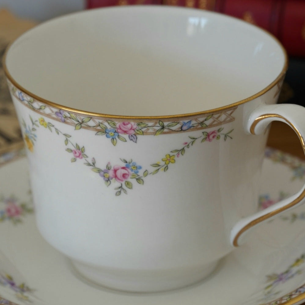 Grande tasse "Eliza" en porcelaine anglaise Elizabethan modèle Garland Rose