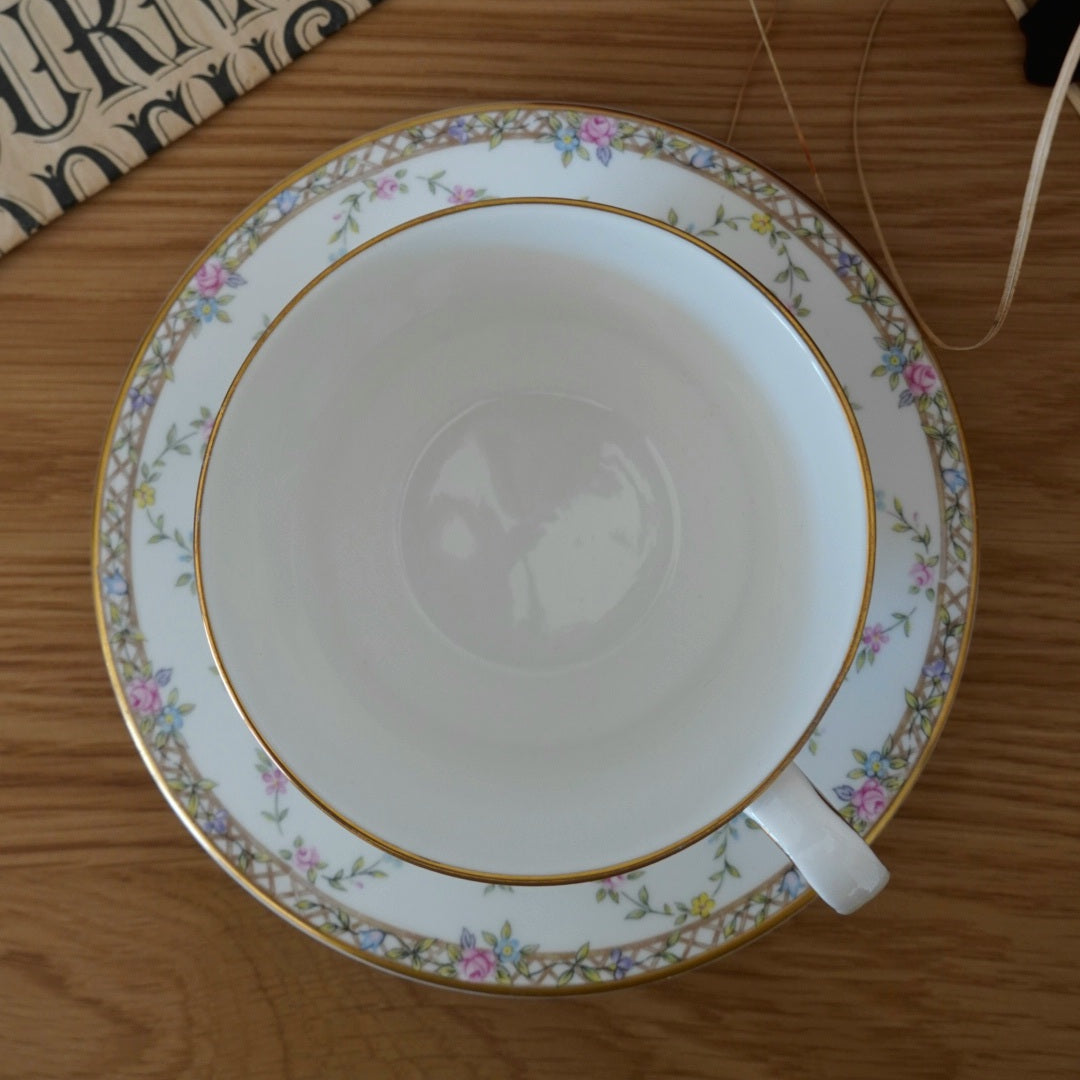 Grande tasse "Eliza" en porcelaine anglaise Elizabethan modèle Garland Rose