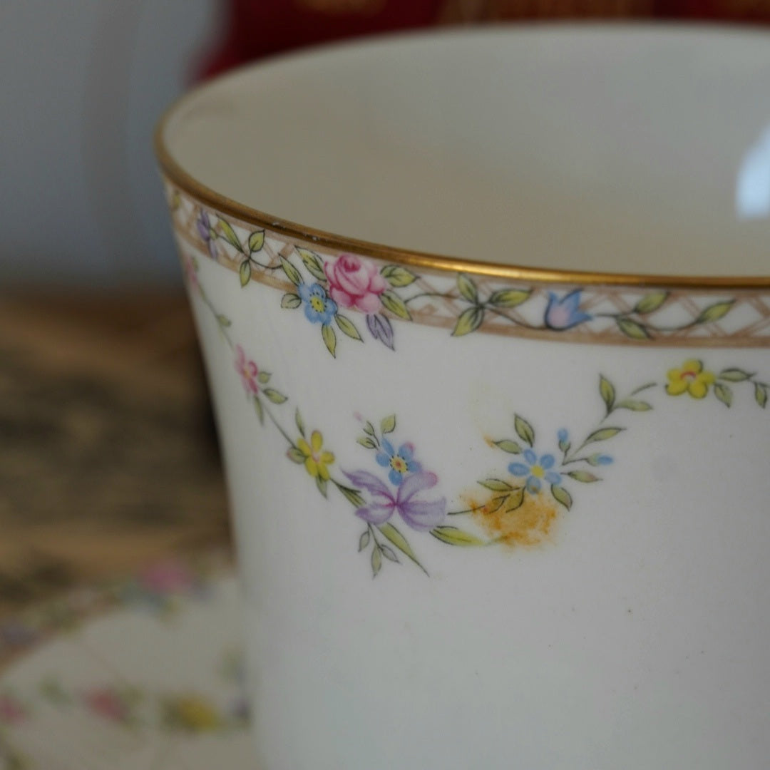 Grande tasse "Eliza" en porcelaine anglaise Elizabethan modèle Garland Rose