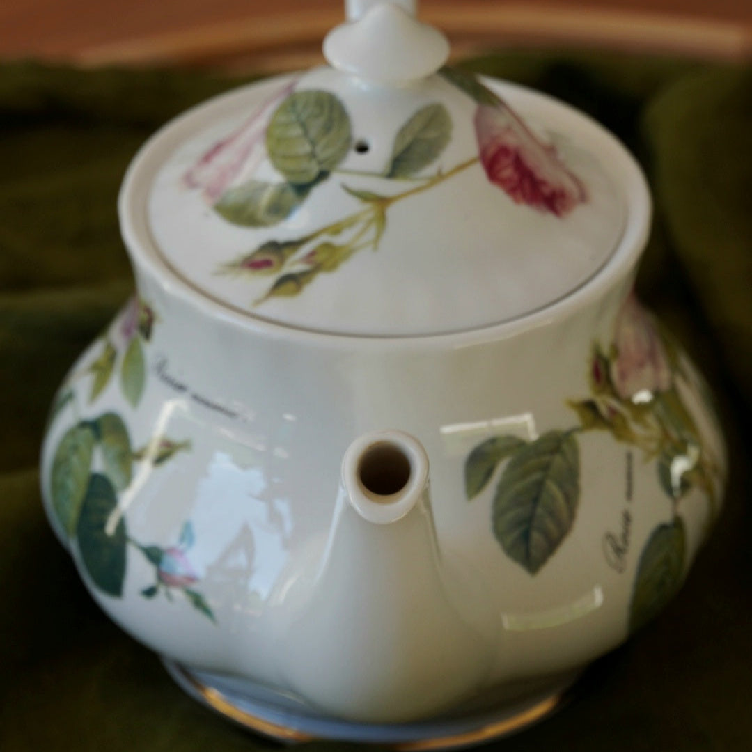 Théière "Avery" en porcelaine anglaise Roy Kirkham modèle "Redouté Roses"