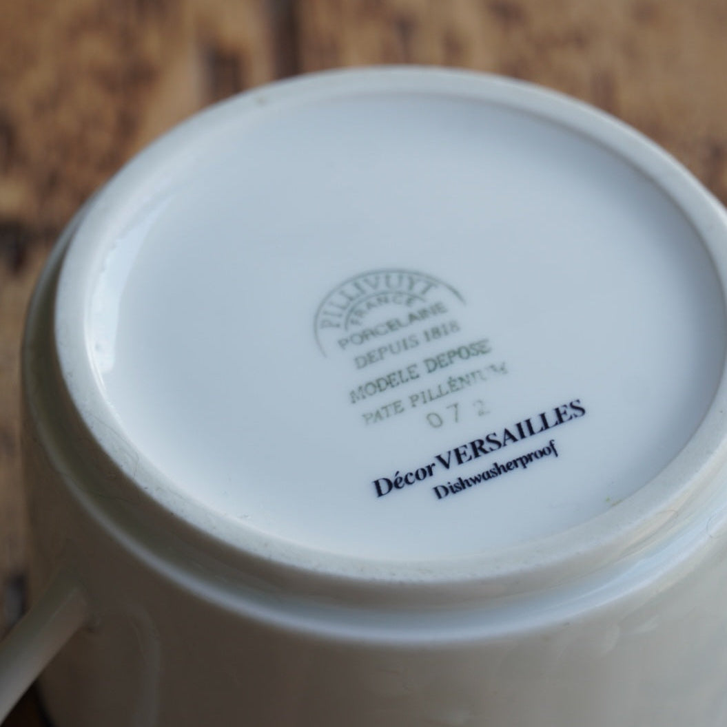 Tasse "Zildée" en porcelaine de Mehun-sur-Yèvre aux décors Versailles bleutés Pillivuyt