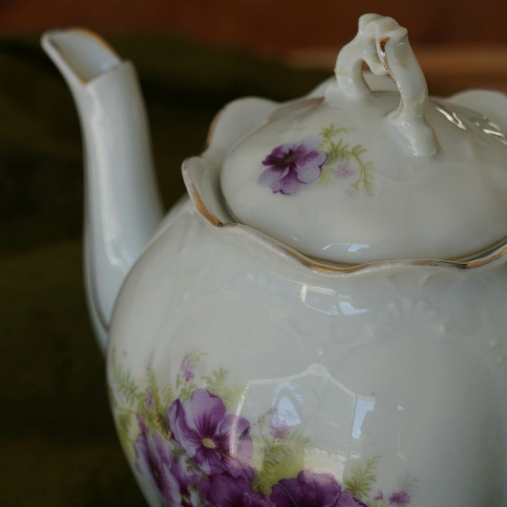 Théière "Floralie" en porcelaine aux fleurs violettes et dorée