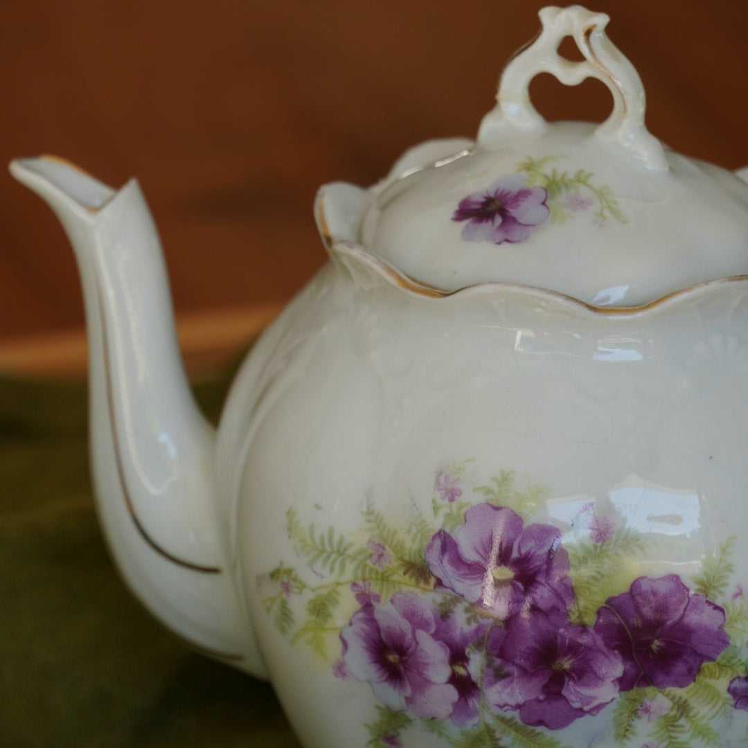 Théière "Floralie" en porcelaine aux fleurs violettes et dorée