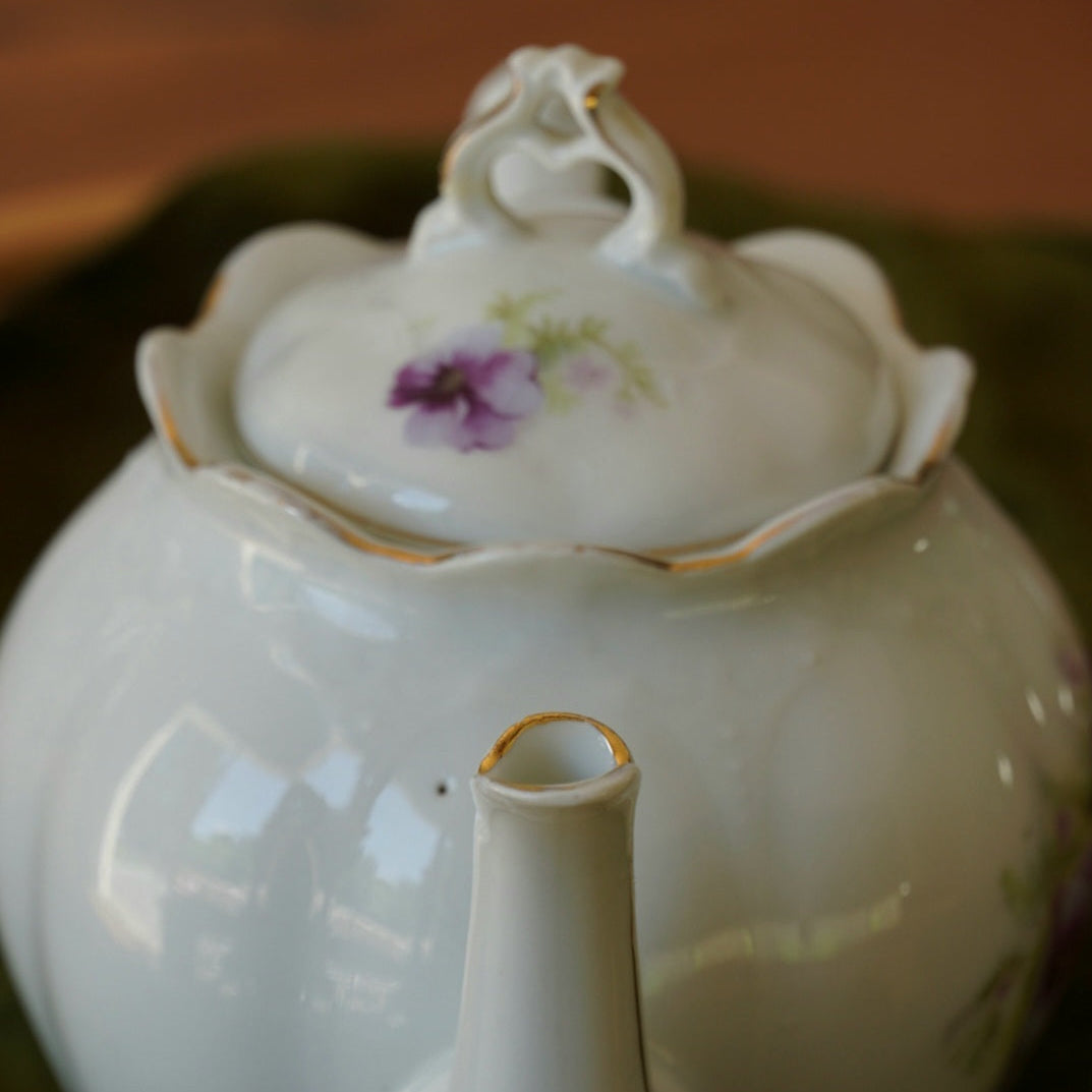 Théière "Floralie" en porcelaine aux fleurs violettes et dorée