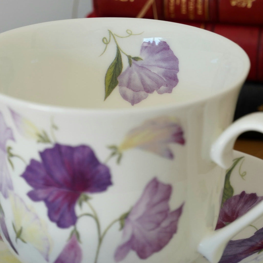 Tasse "Violette" en porcelaine anglaise fleurie Roy Kirkham modèle "Sweet Pea"