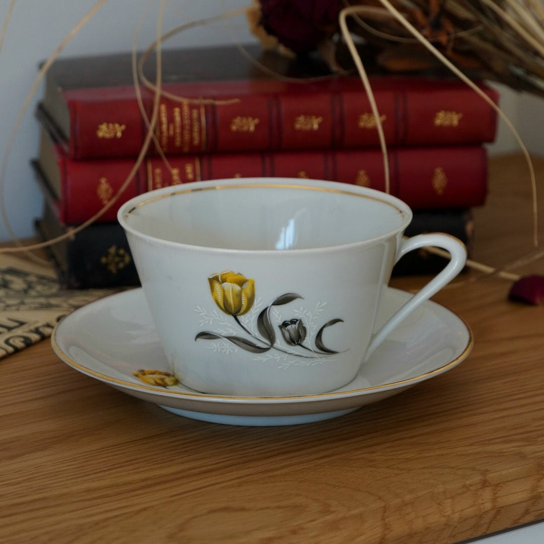Tasse "Cunegonde" en porcelaine fleurie allemande bavaria Delphine de Vercor