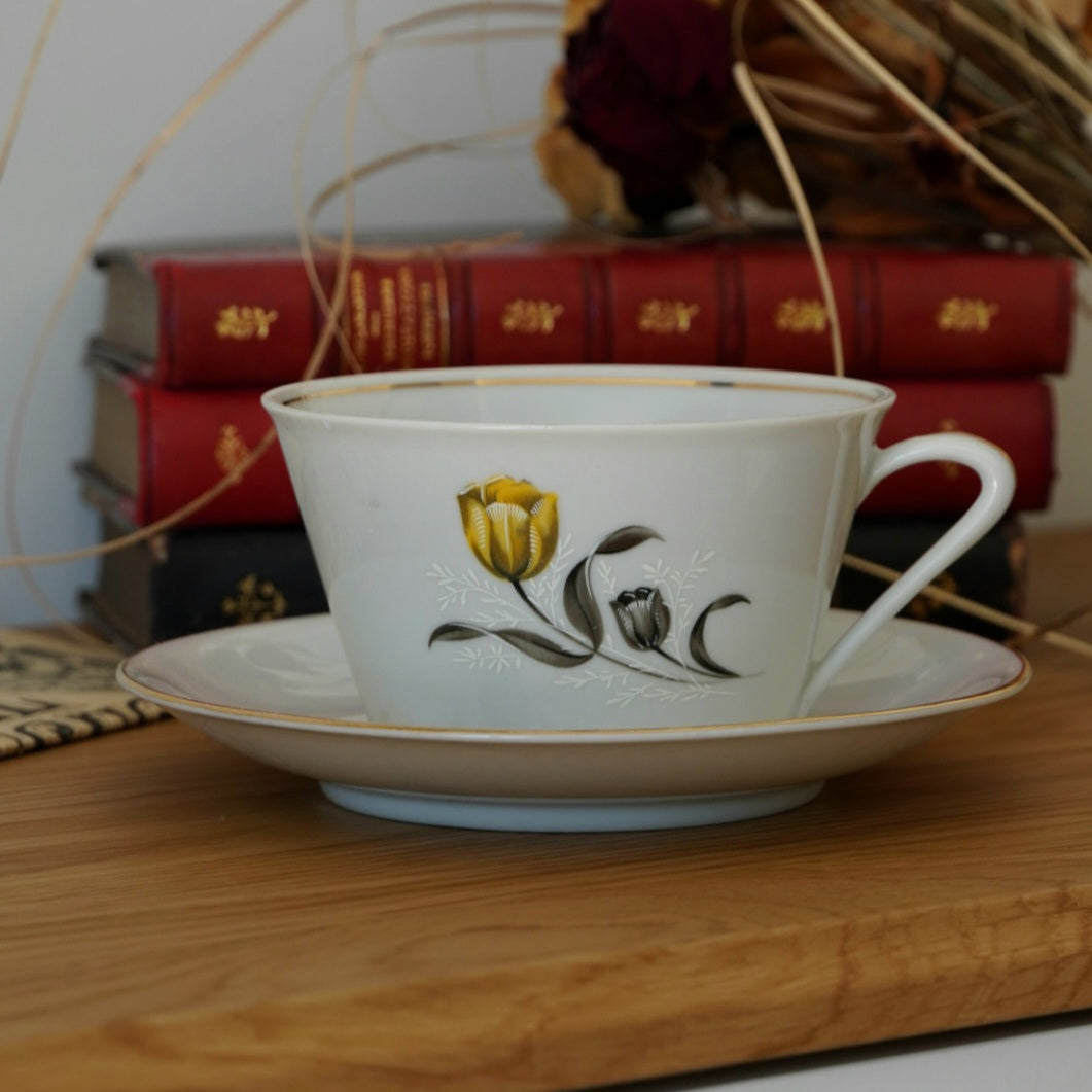 Tasse "Cunegonde" en porcelaine fleurie allemande bavaria Delphine de Vercor