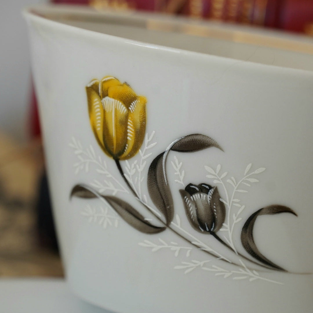 Tasse "Cunegonde" en porcelaine fleurie allemande bavaria Delphine de Vercor