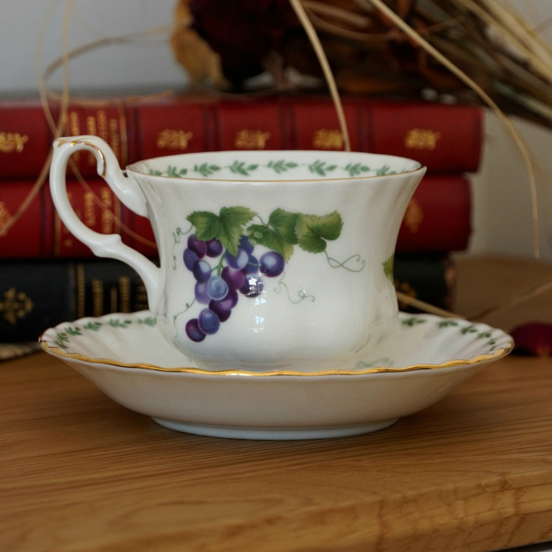 Tasse "Raisins" en porcelaine anglaise Royal Albert modèle "Covent Garden"