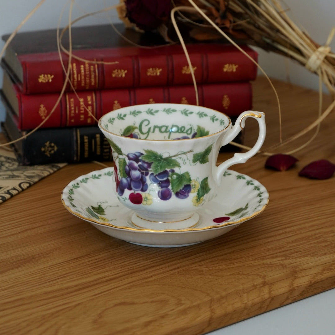 Tasse "Raisins" en porcelaine anglaise Royal Albert modèle "Covent Garden"