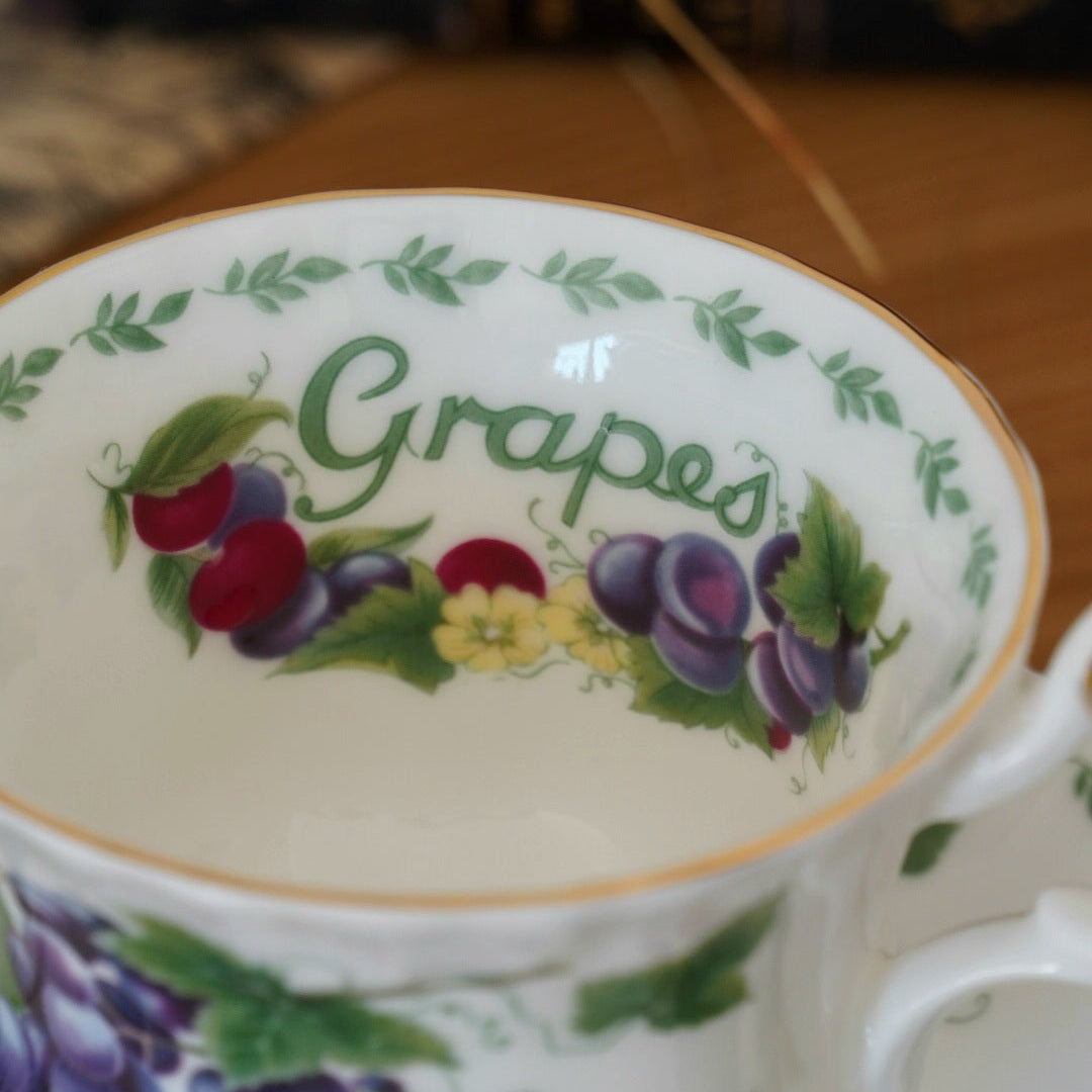 Tasse "Raisins" en porcelaine anglaise Royal Albert modèle "Covent Garden"