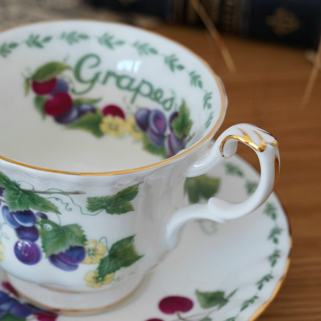 Tasse "Raisins" en porcelaine anglaise Royal Albert modèle "Covent Garden"