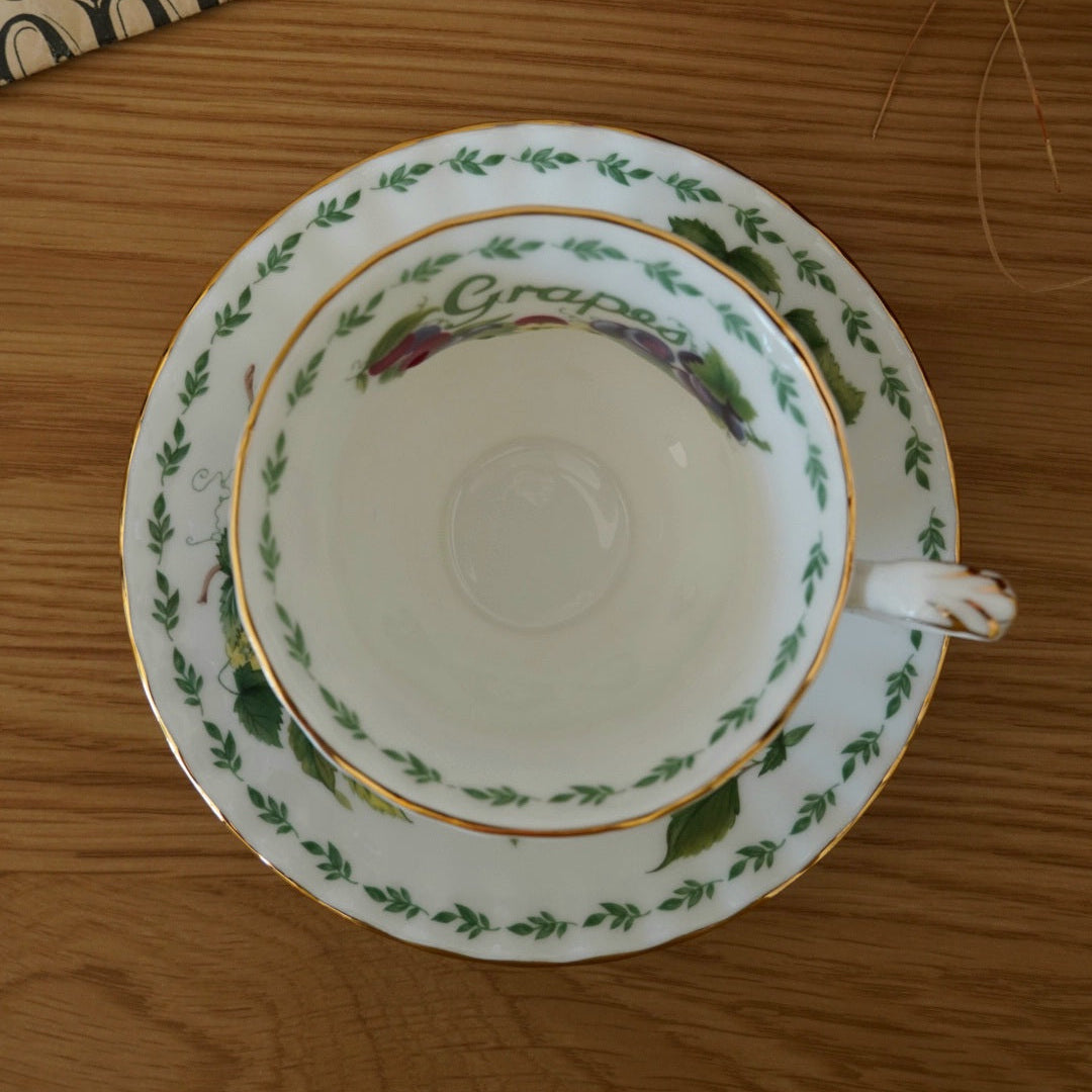 Tasse "Raisins" en porcelaine anglaise Royal Albert modèle "Covent Garden"