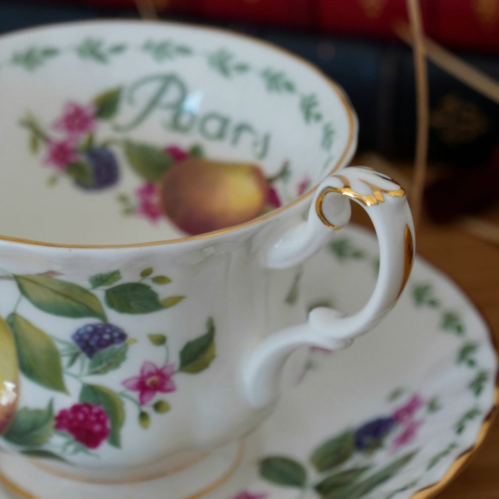 Tasse "Poires" en porcelaine anglaise Royal Albert modèle "Covent Garden"