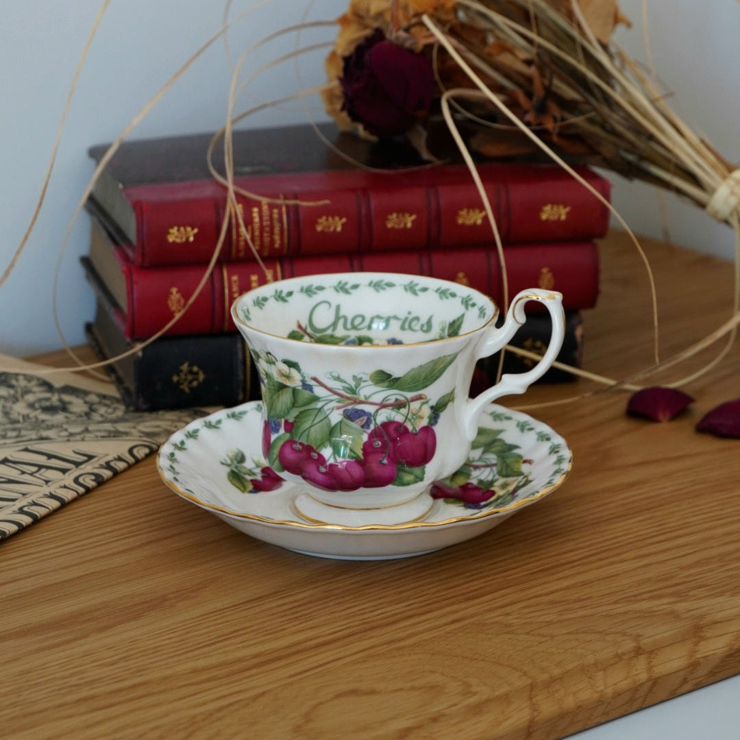 Tasse "Cerises" en porcelaine anglaise Royal Albert modèle "Covent Garden"