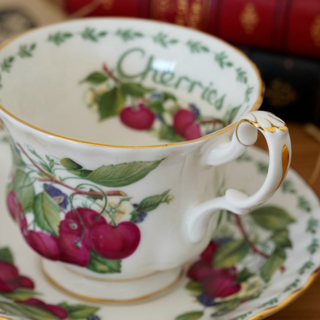 Tasse "Cerises" en porcelaine anglaise Royal Albert modèle "Covent Garden"