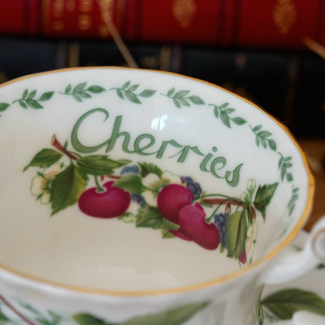 Tasse "Cerises" en porcelaine anglaise Royal Albert modèle "Covent Garden"