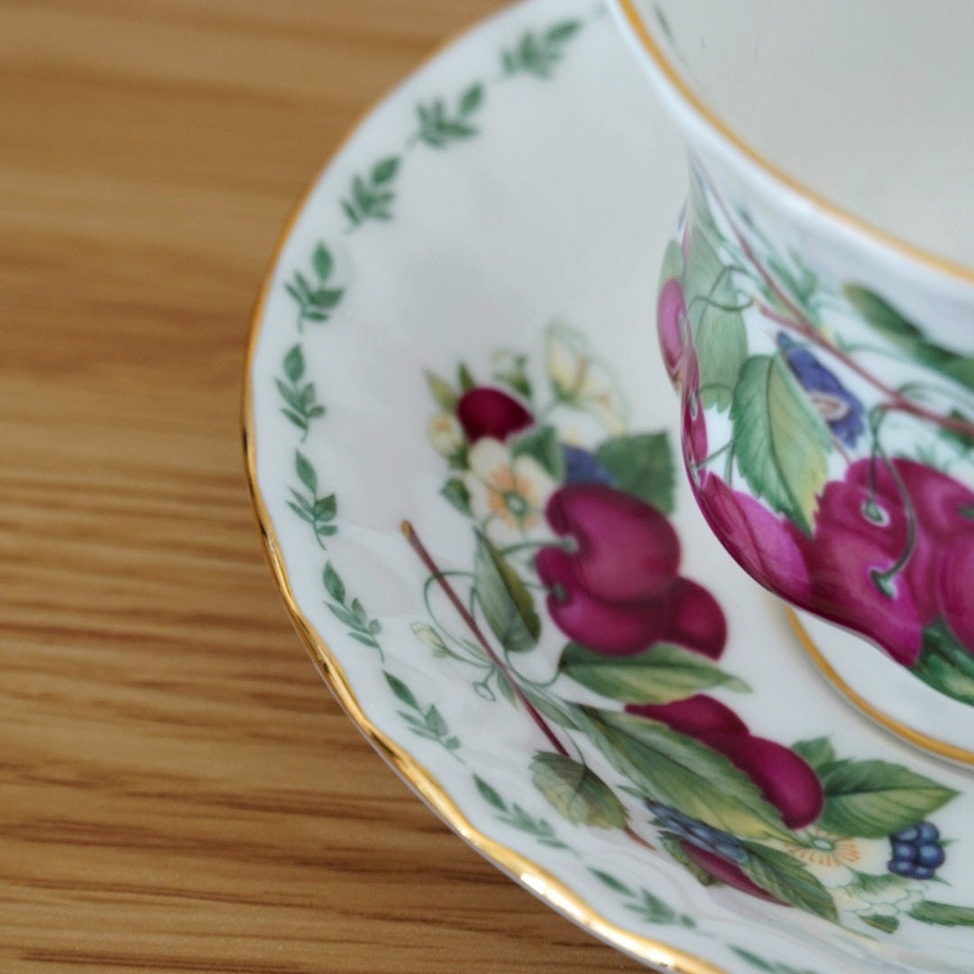 Tasse "Cerises" en porcelaine anglaise Royal Albert modèle "Covent Garden"