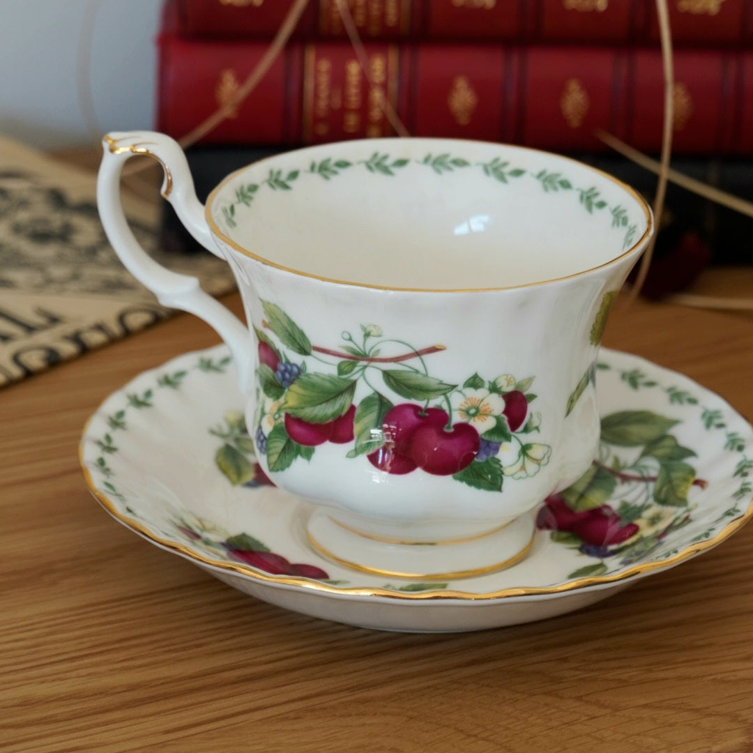 Tasse "Cerises" en porcelaine anglaise Royal Albert modèle "Covent Garden"