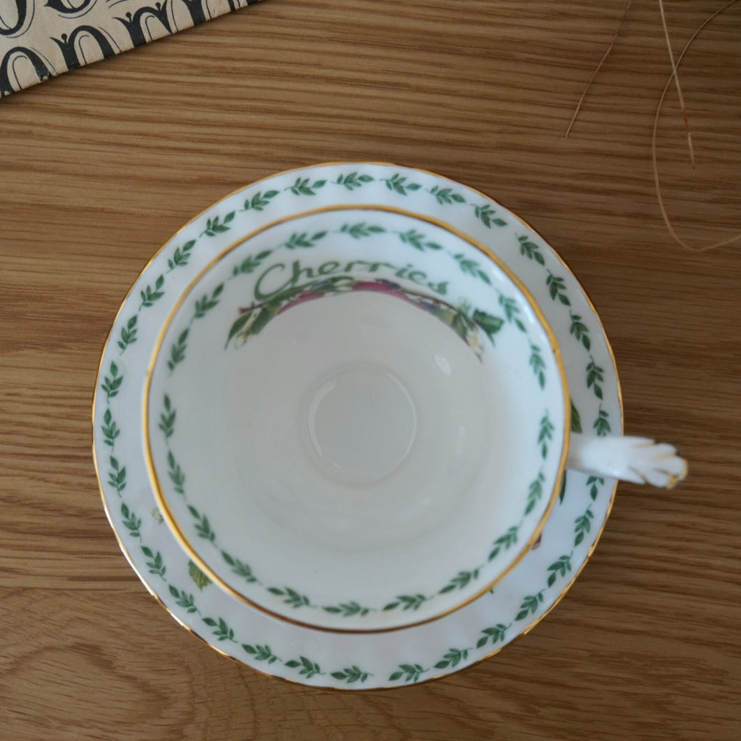 Tasse "Cerises" en porcelaine anglaise Royal Albert modèle "Covent Garden"