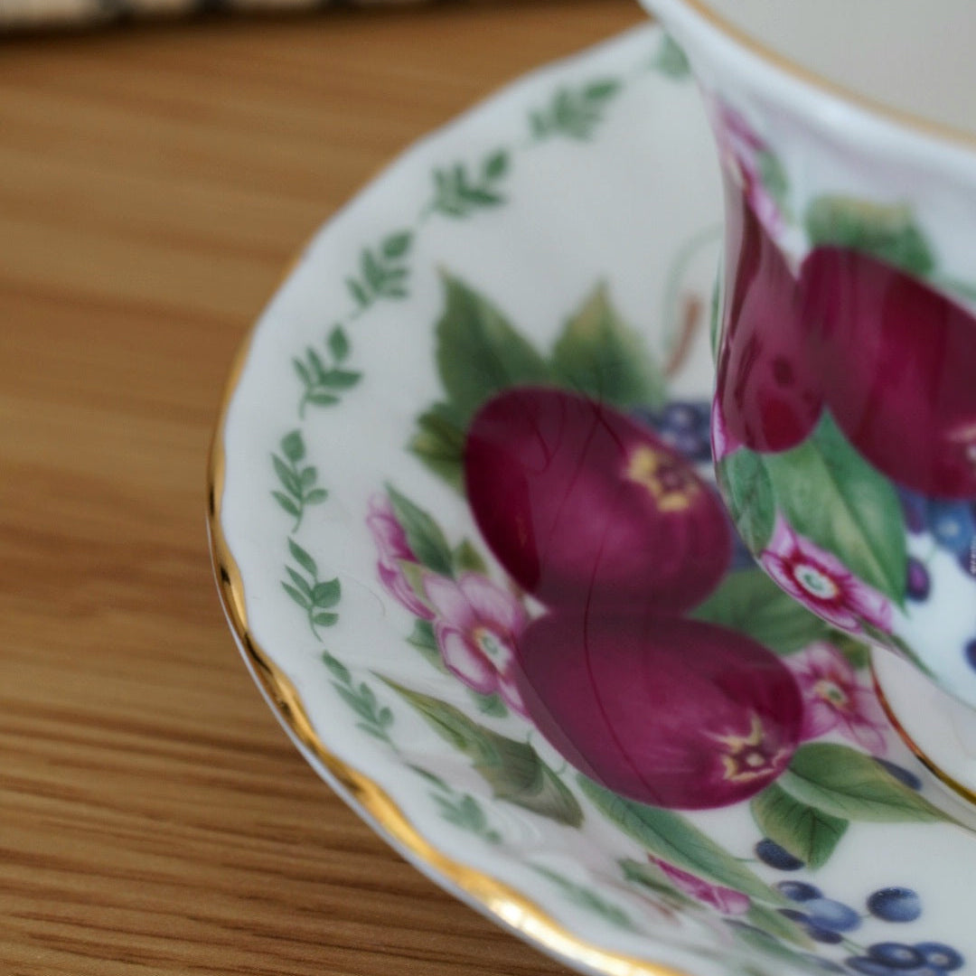 Tasse "Pommes" en porcelaine anglaise Royal Albert modèle "Covent Garden"