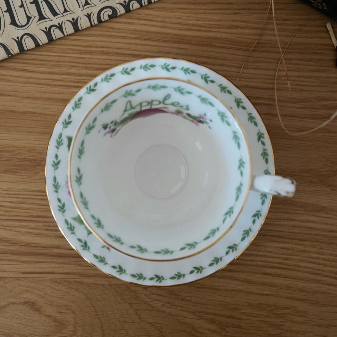 Tasse "Pommes" en porcelaine anglaise Royal Albert modèle "Covent Garden"