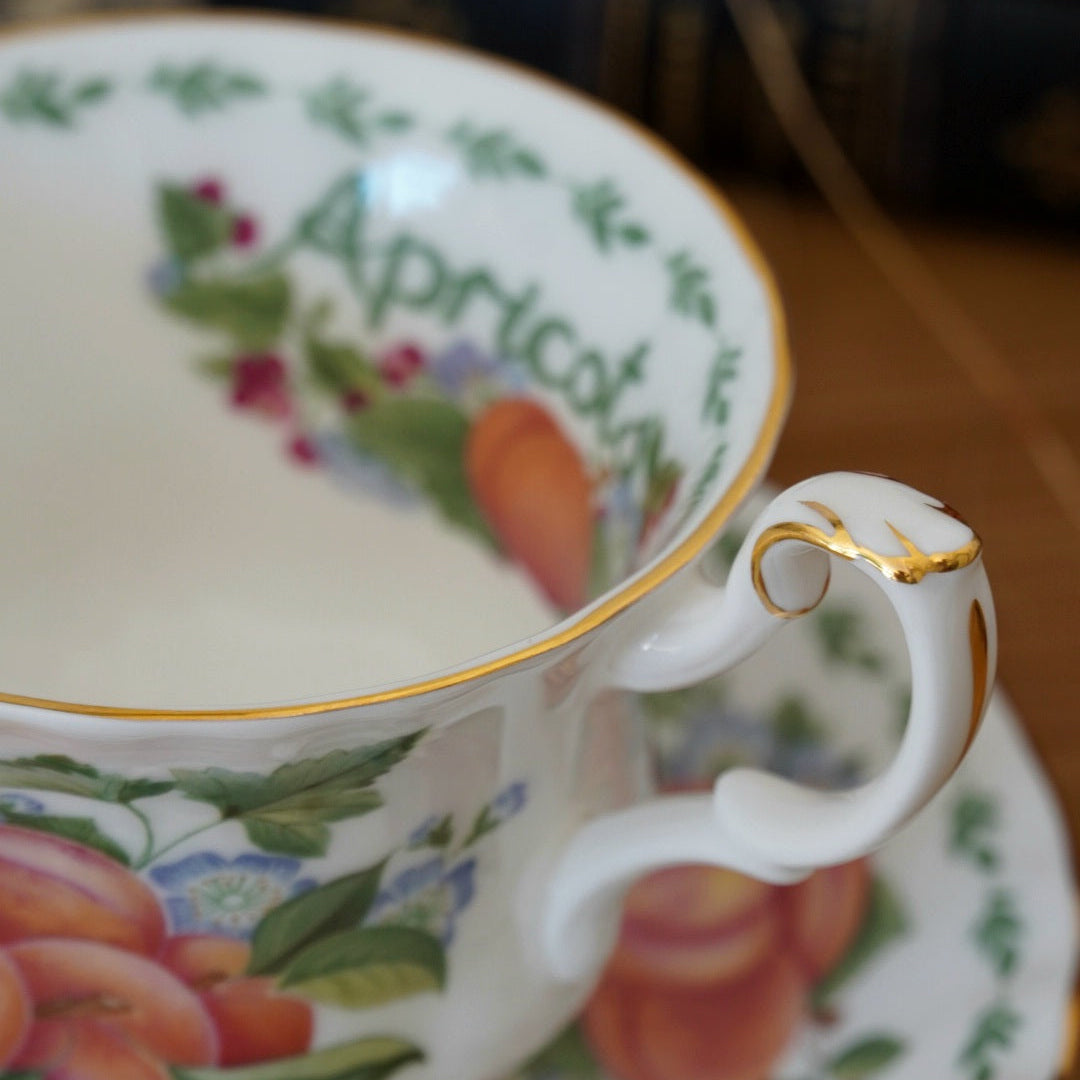 Tasse "Abricots" en porcelaine anglaise Royal Albert modèle "Covent Garden"