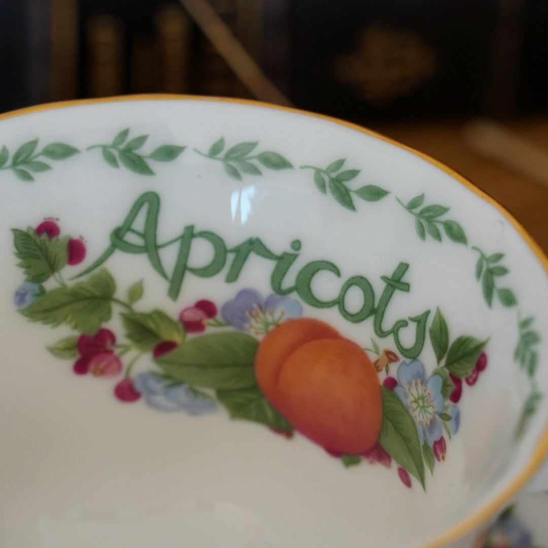 Tasse "Abricots" en porcelaine anglaise Royal Albert modèle "Covent Garden"