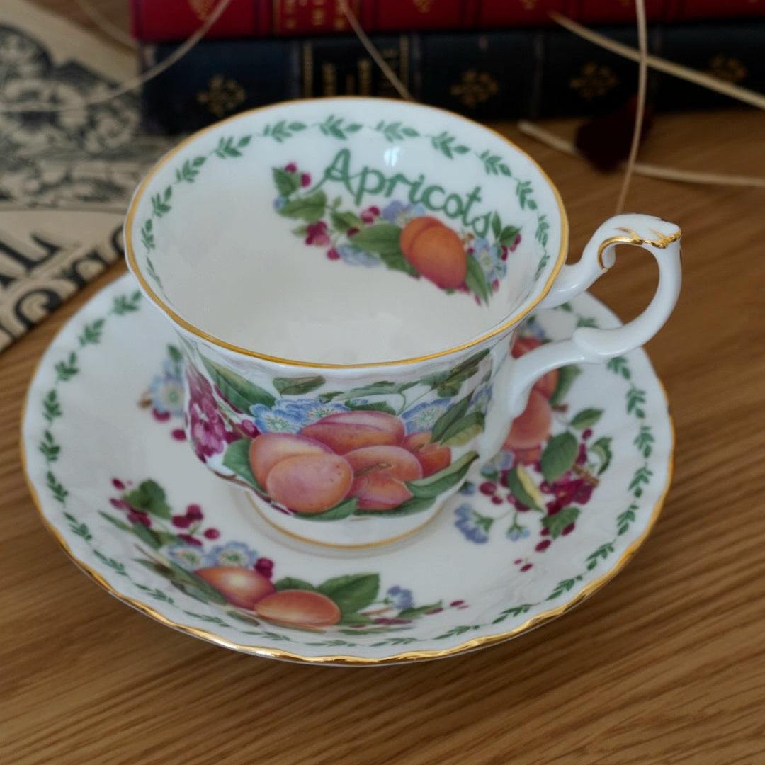 Tasse "Abricots" en porcelaine anglaise Royal Albert modèle "Covent Garden"