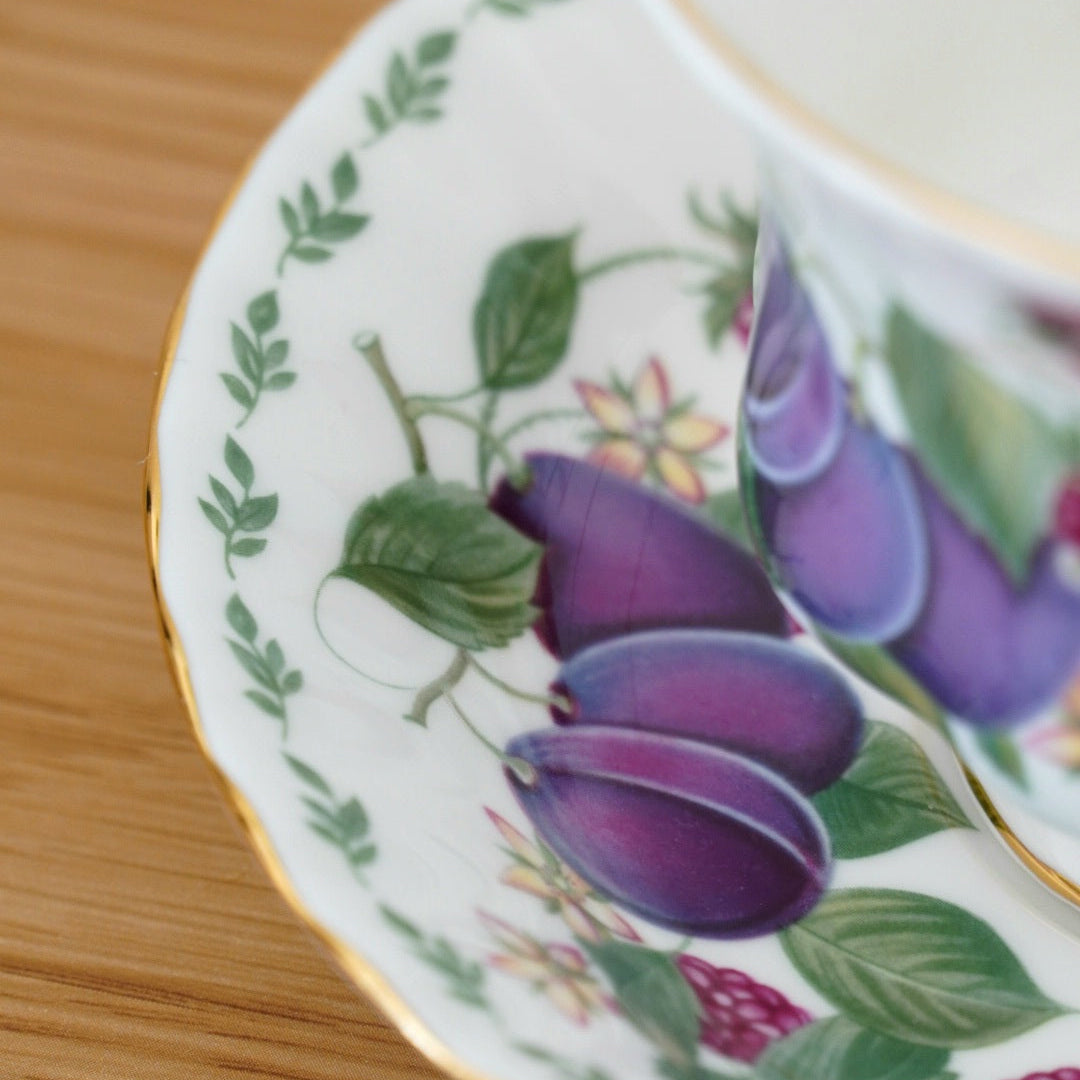 Tasse "Prunes" en porcelaine anglaise Royal Albert modèle "Covent Garden"