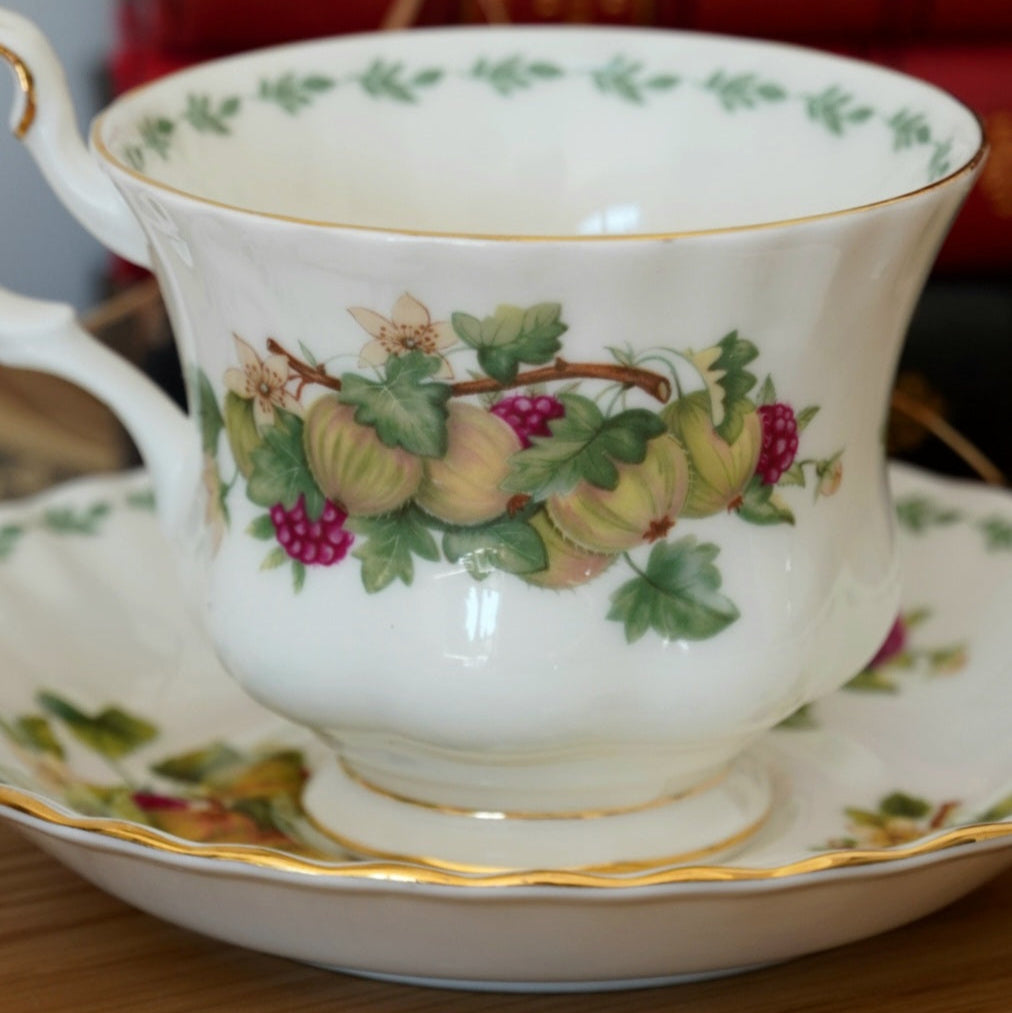 Tasse "Groseilles" en porcelaine anglaise Royal Albert modèle "Covent Garden"