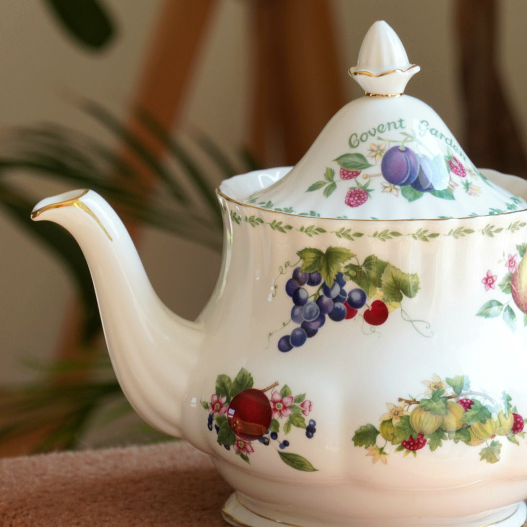 Théière "Fruits" en porcelaine anglaise Royal Albert modèle "Covent Garden"