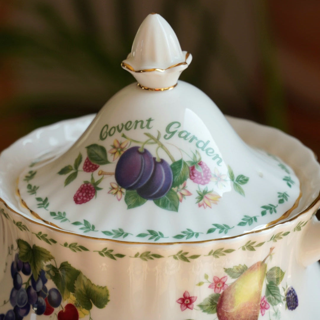 Théière "Fruits" en porcelaine anglaise Royal Albert modèle "Covent Garden"
