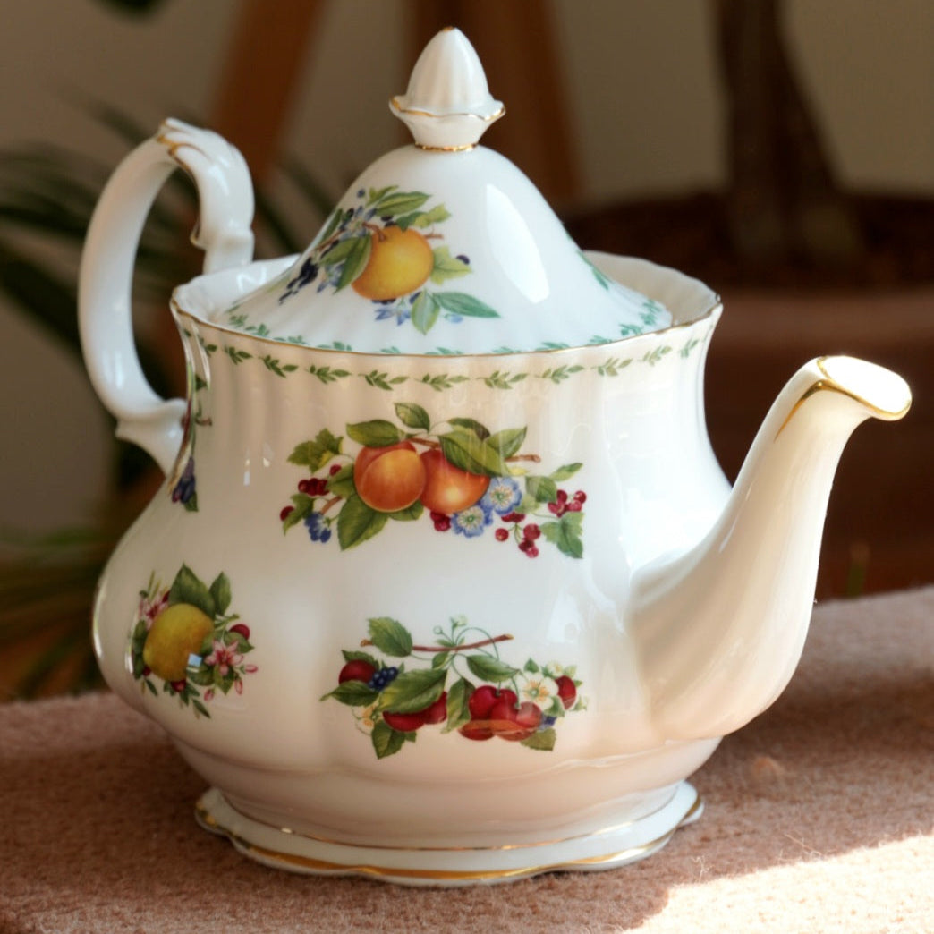 Théière "Fruits" en porcelaine anglaise Royal Albert modèle "Covent Garden"