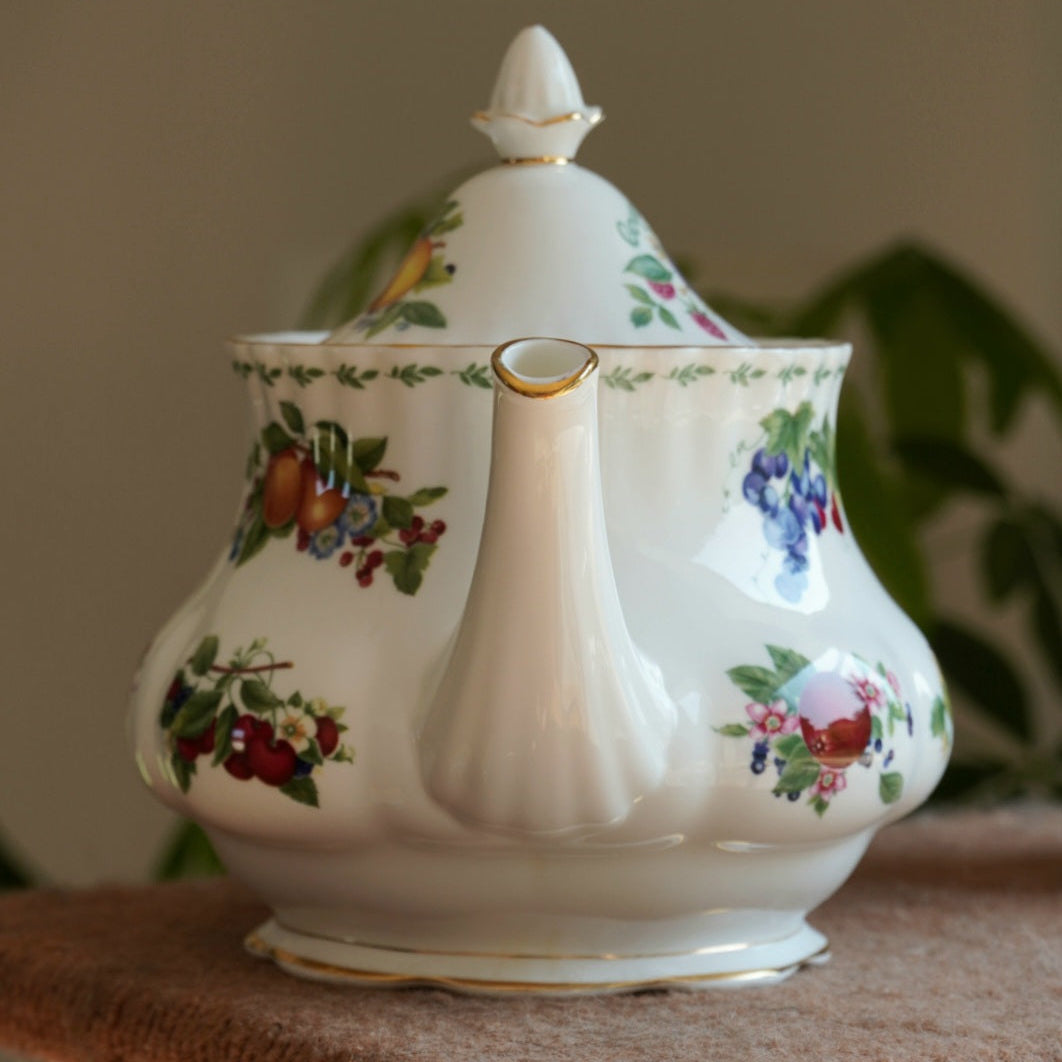 Théière "Fruits" en porcelaine anglaise Royal Albert modèle "Covent Garden"