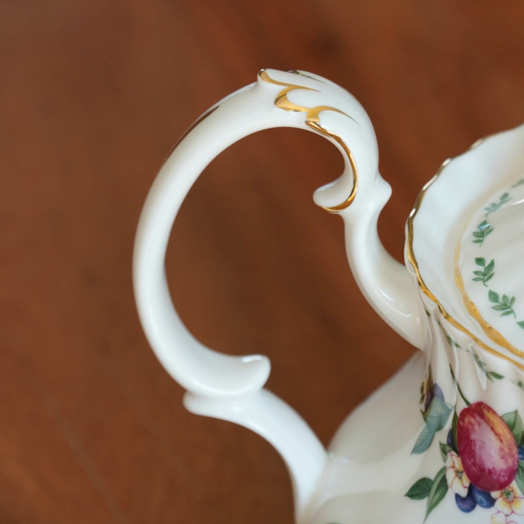 Théière "Fruits" en porcelaine anglaise Royal Albert modèle "Covent Garden"