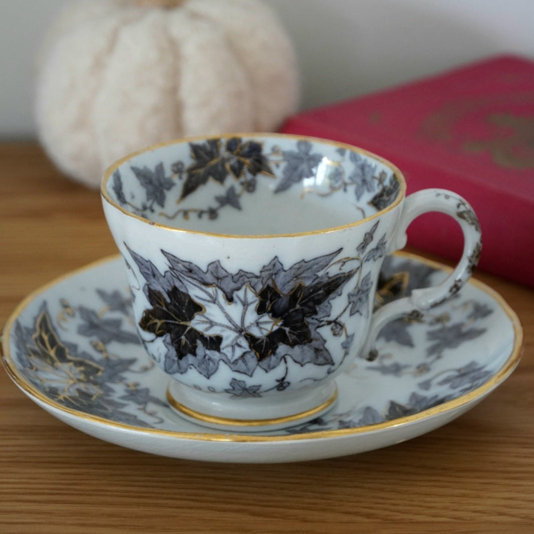 Tasse "Fall" en porcelaine allemande Villeroy & Boch modèle Bryonia années 1900