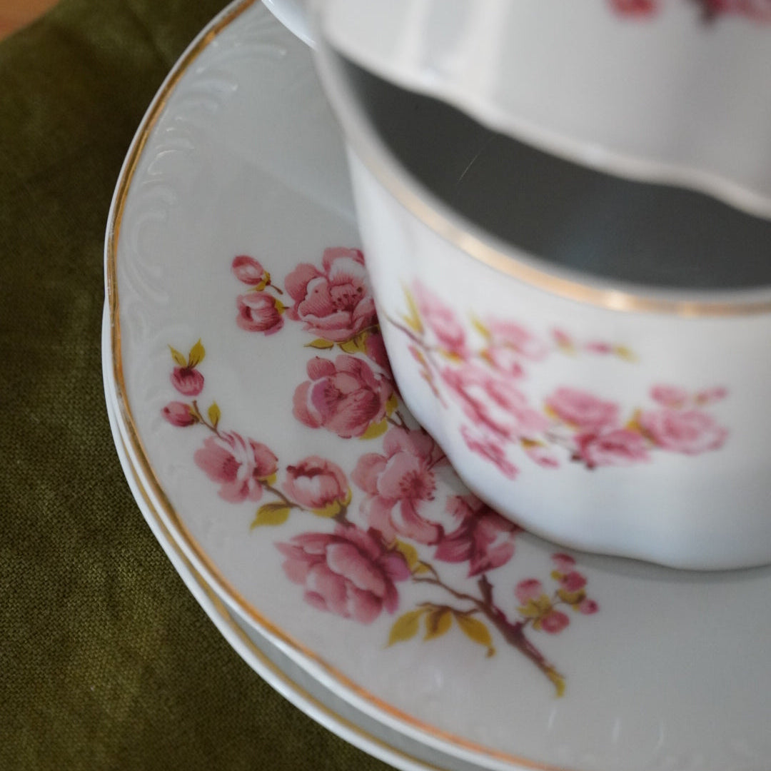Tête-à-tête de tasses "Simona" en porcelaine ARPO fleuries et dorées