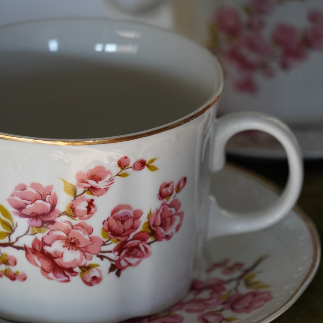 Tête-à-tête de tasses "Simona" en porcelaine ARPO fleuries et dorées
