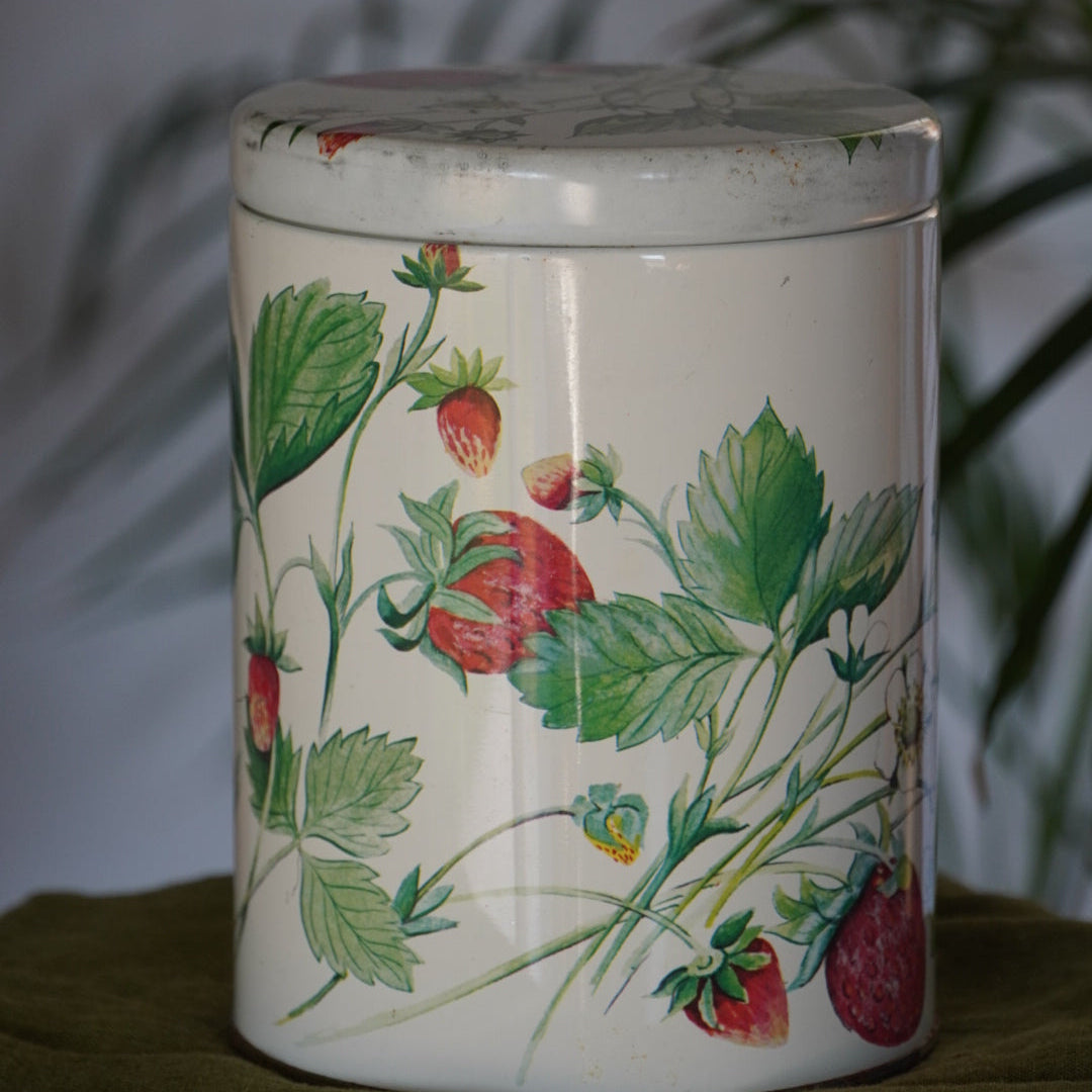Boîte en métal "Straw" aux motifs de fraises fabriquée en Angleterre