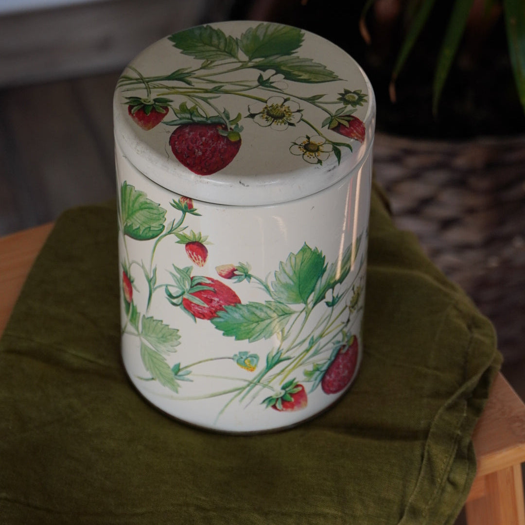 Boîte en métal "Straw" aux motifs de fraises fabriquée en Angleterre