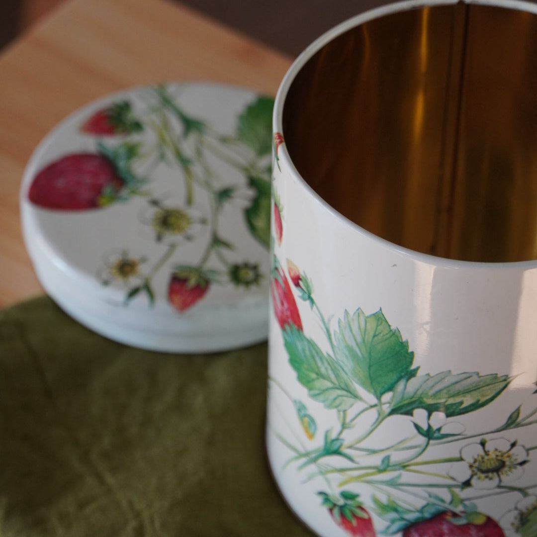 Boîte en métal "Straw" aux motifs de fraises fabriquée en Angleterre